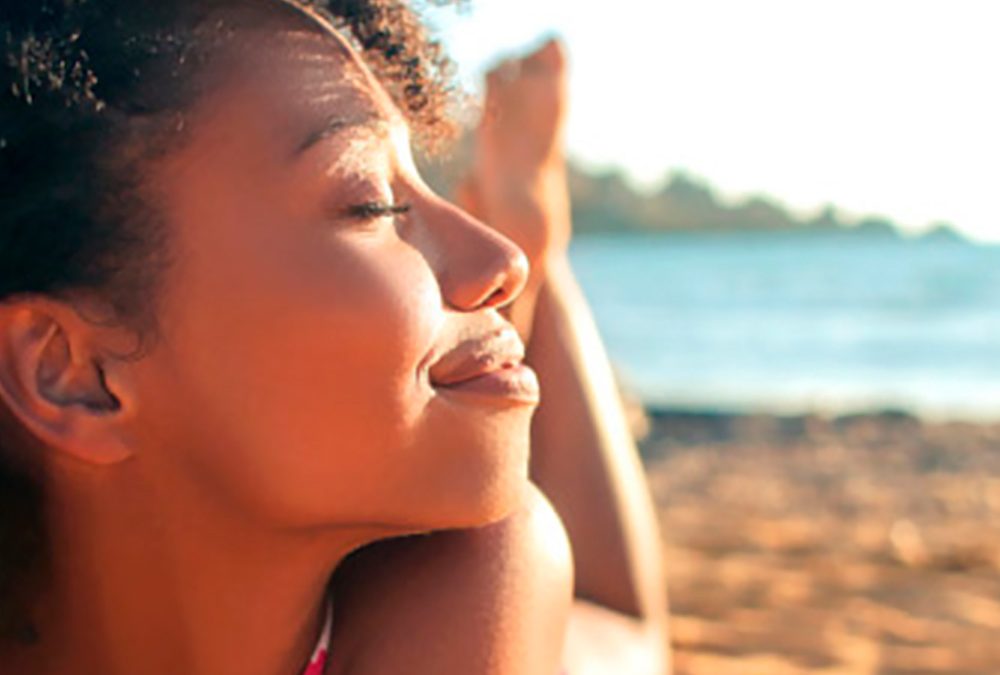 Mito sobre la piel: ¿Cuál es la relación entre el acné y el sol?