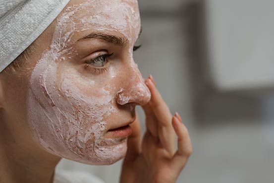 existen algunos consejos simples de skincare para el cuidado de la piel que pueden ayudarte a crear una rutina de cuidado diaria
