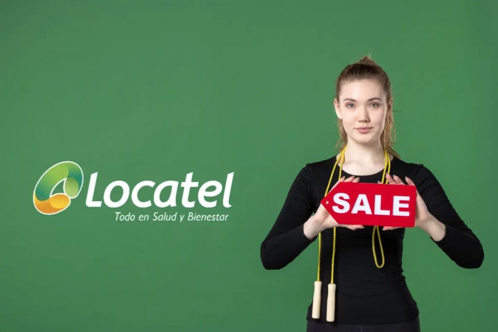 Mujer sosteniendo letrero de Sale durante las rebajas Locatel