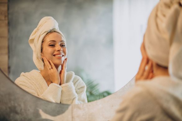 Mujer realizando su skin care con productos de droguería