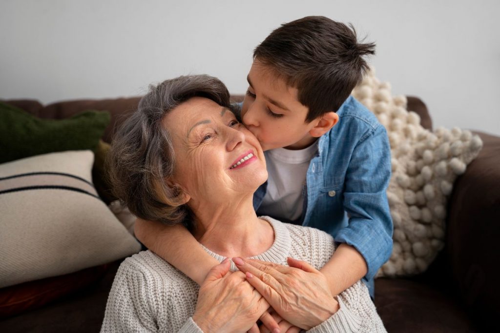 Nieto abrazando a su abuela en el día de la madre
