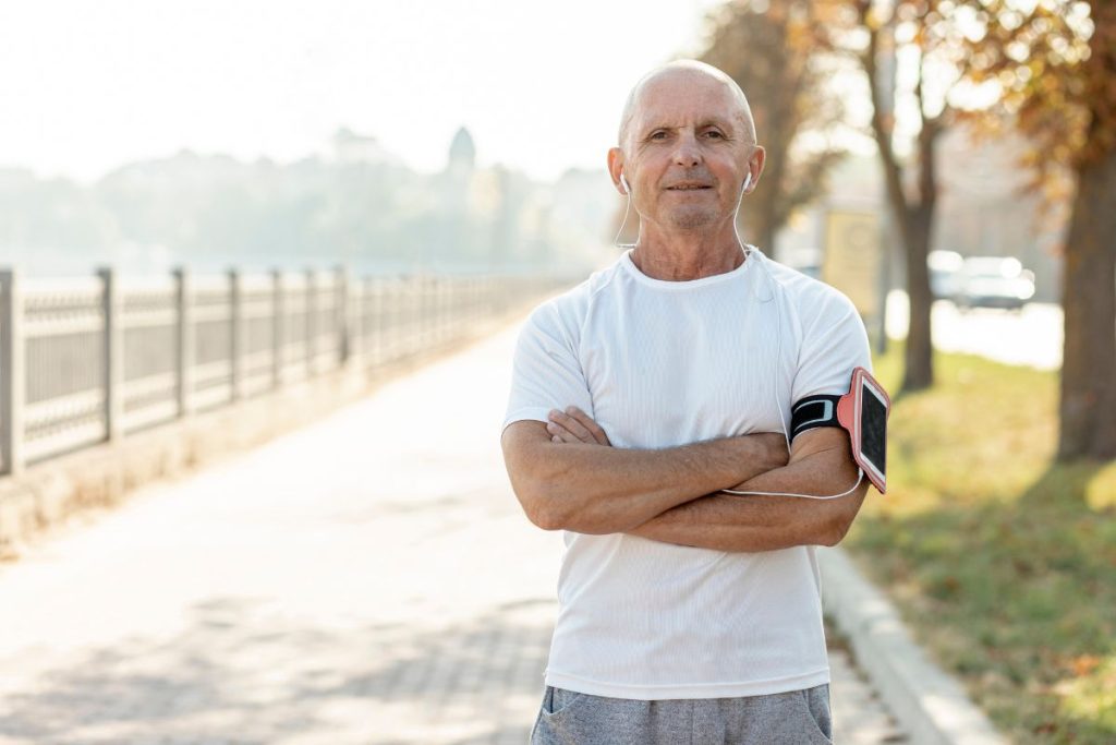 Hombre saludable después de consumir suplementos alimenticios