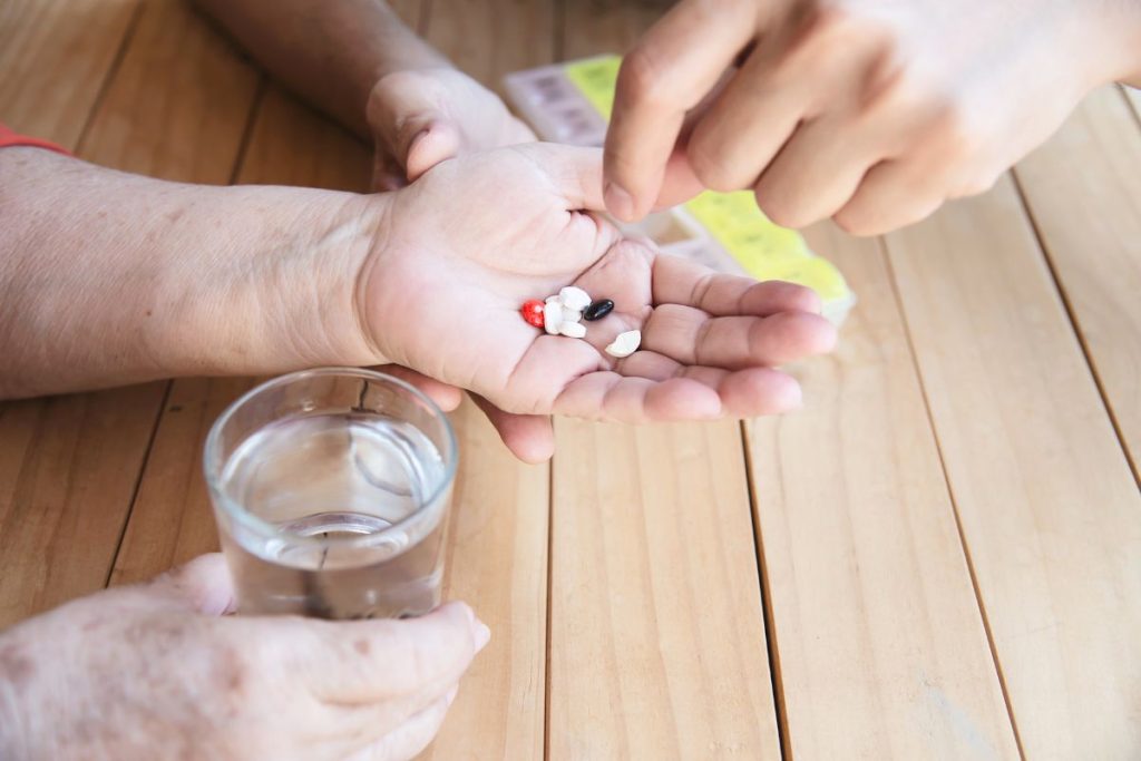 Desloratadina junto a un vaso con agua