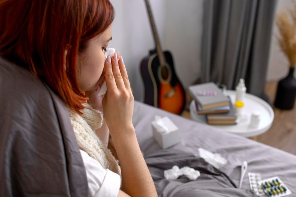 Mujer teniendo una alergia rinitica