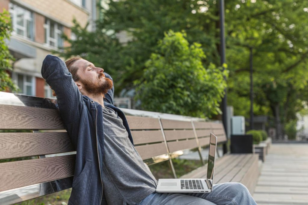 Hombre tomando el sol para tener más vitamina D