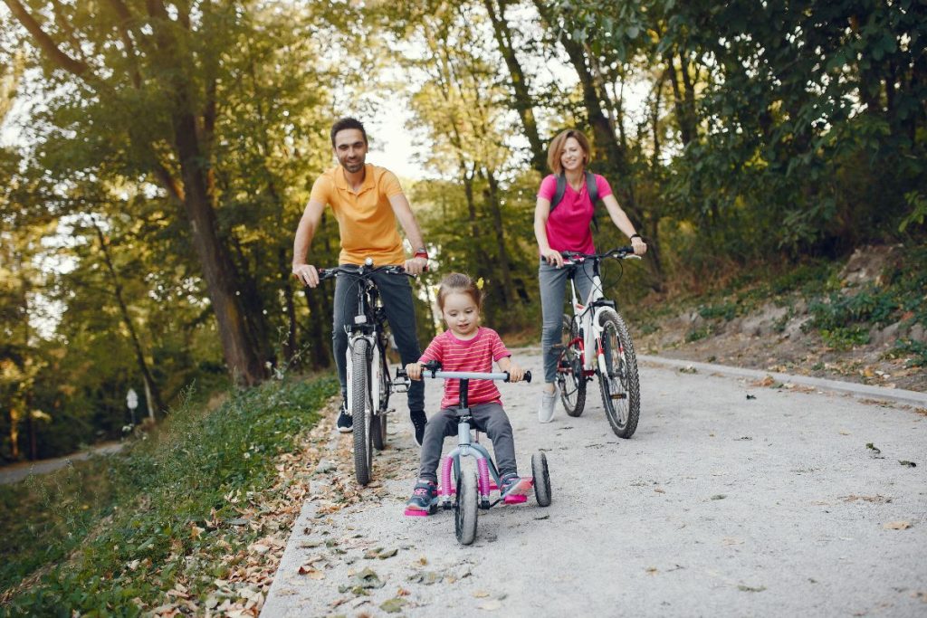 Familia haciendo deporte gracias a los beneficios de la vitamina D