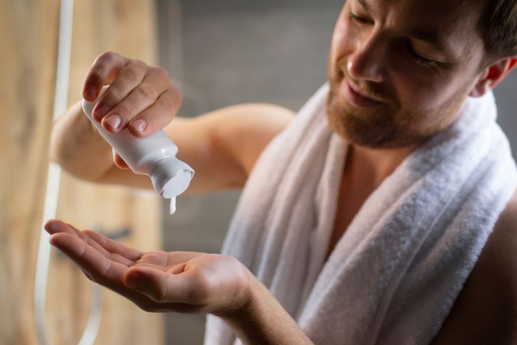 hombre utilizando productos de dermocosmética