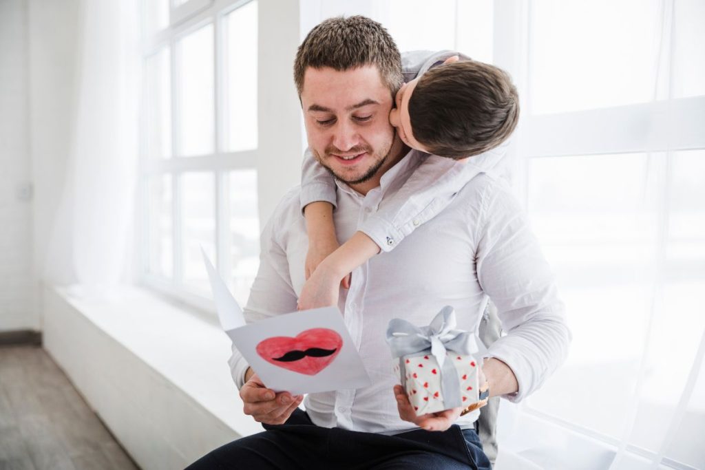 Hijo regalando a su padre skin care para su rutina diaria