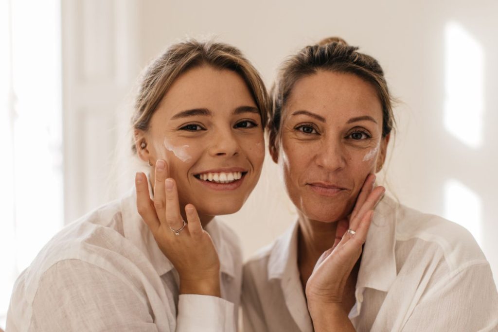 Madre e hija cuidando su piel con productos de Locatel