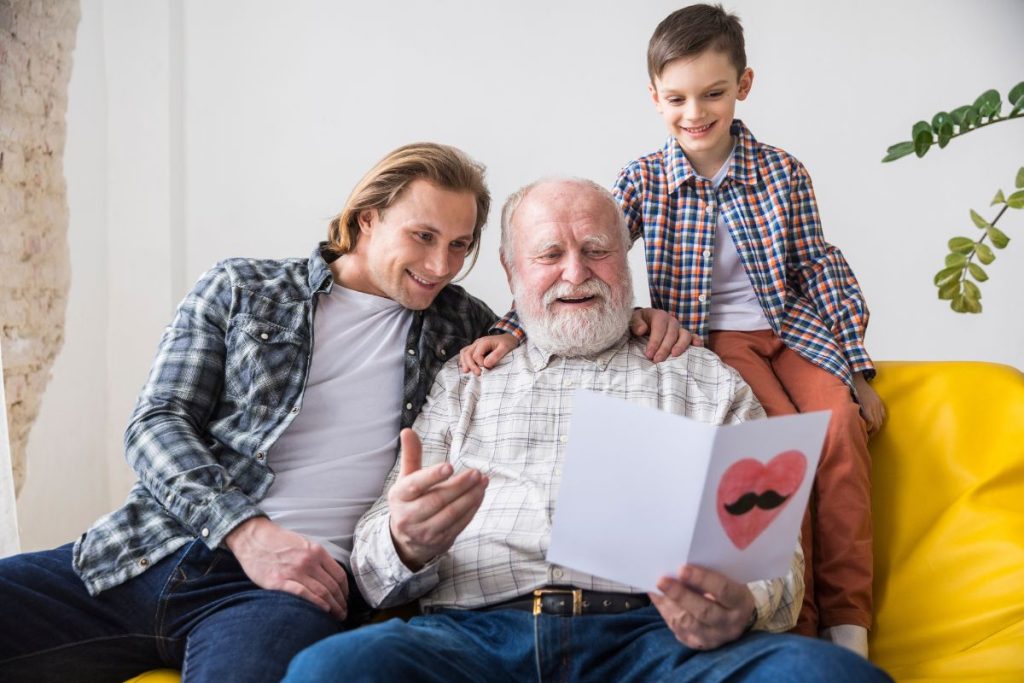 Familia celebrando el día del padre gracias a las ideas de Locatel