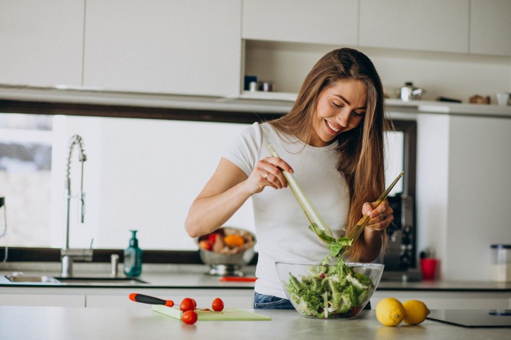 Mujer siguiendo una dieta vegetariana