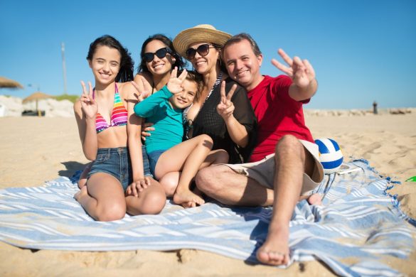 Familia utilizando protector solar