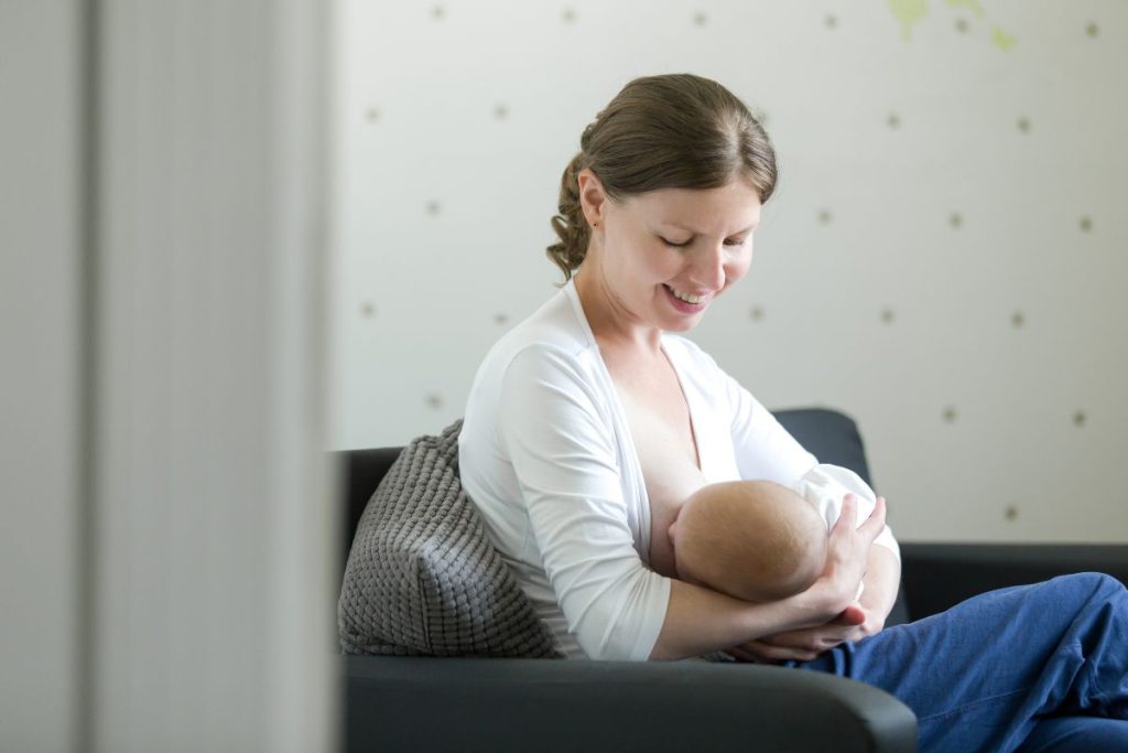 Mujer dando lactancia a su hijo