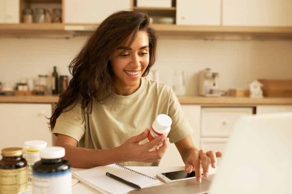 Mujer revisando beneficios de la vitamina B12 en Locatel Colombia