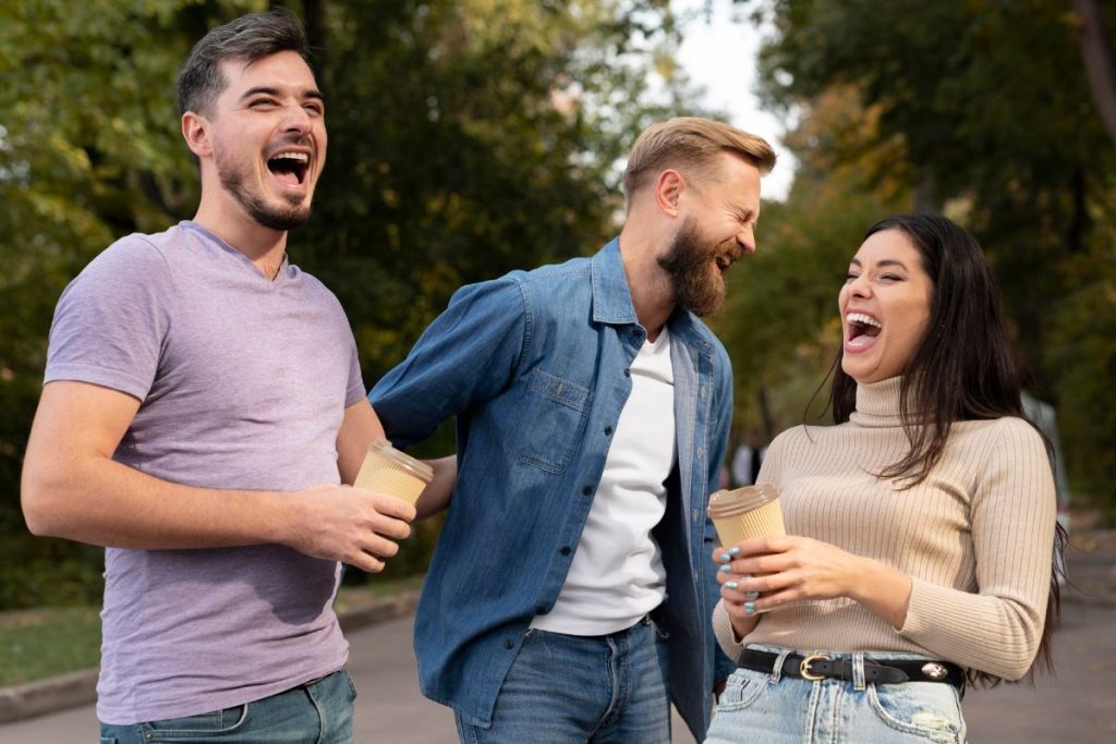 Personas felices y enérgicas gracias a los beneficios de la vitamina B12