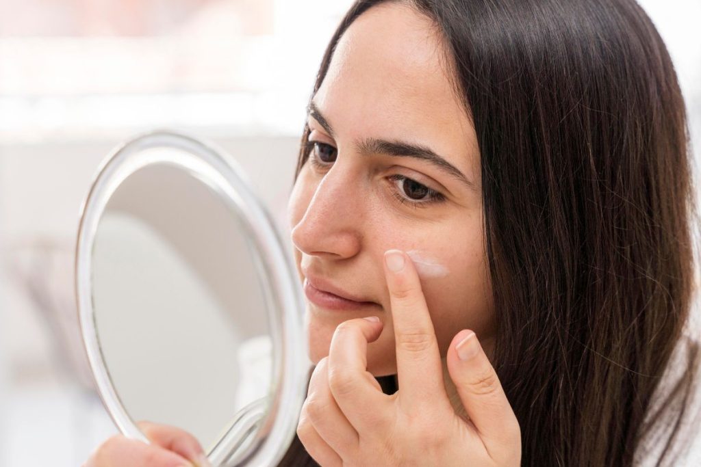 Mujer utilizando protector solar en su rutina de skin care