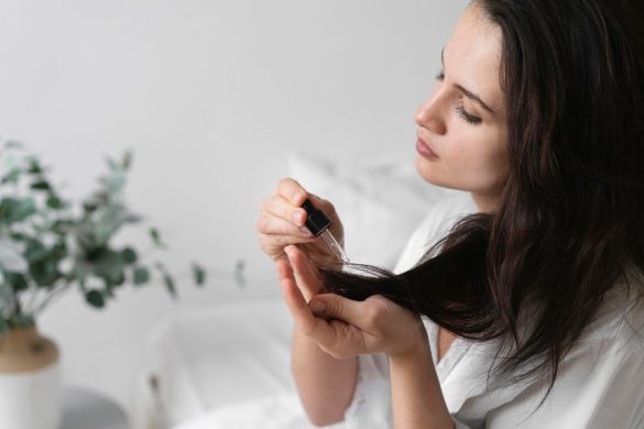 Mujer reparando su cabello con productos capilares