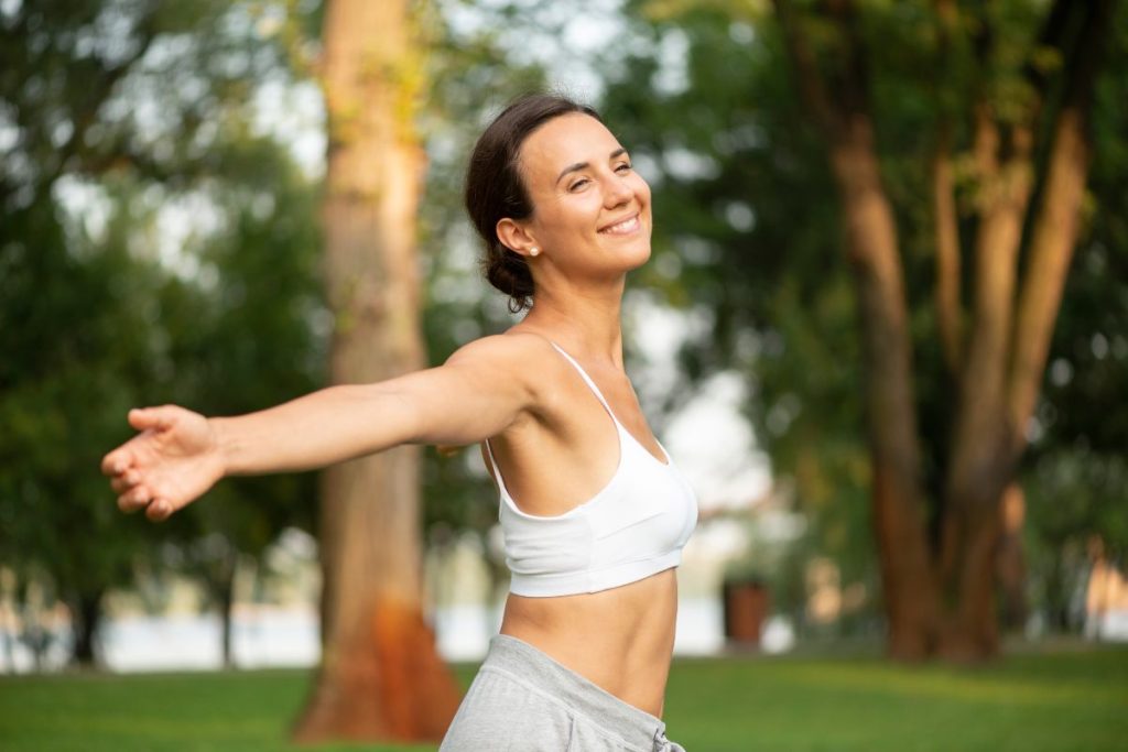 Mujer saludable al consumir el suficiente calcio y vitamina D