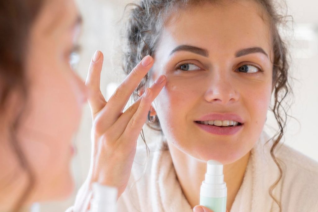Mujer utilizando contorno de ojos