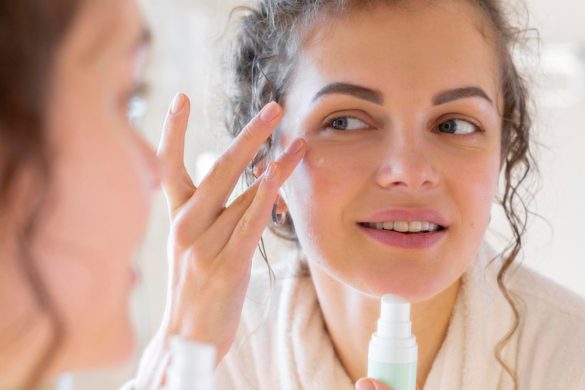 Mujer utilizando contorno de ojos