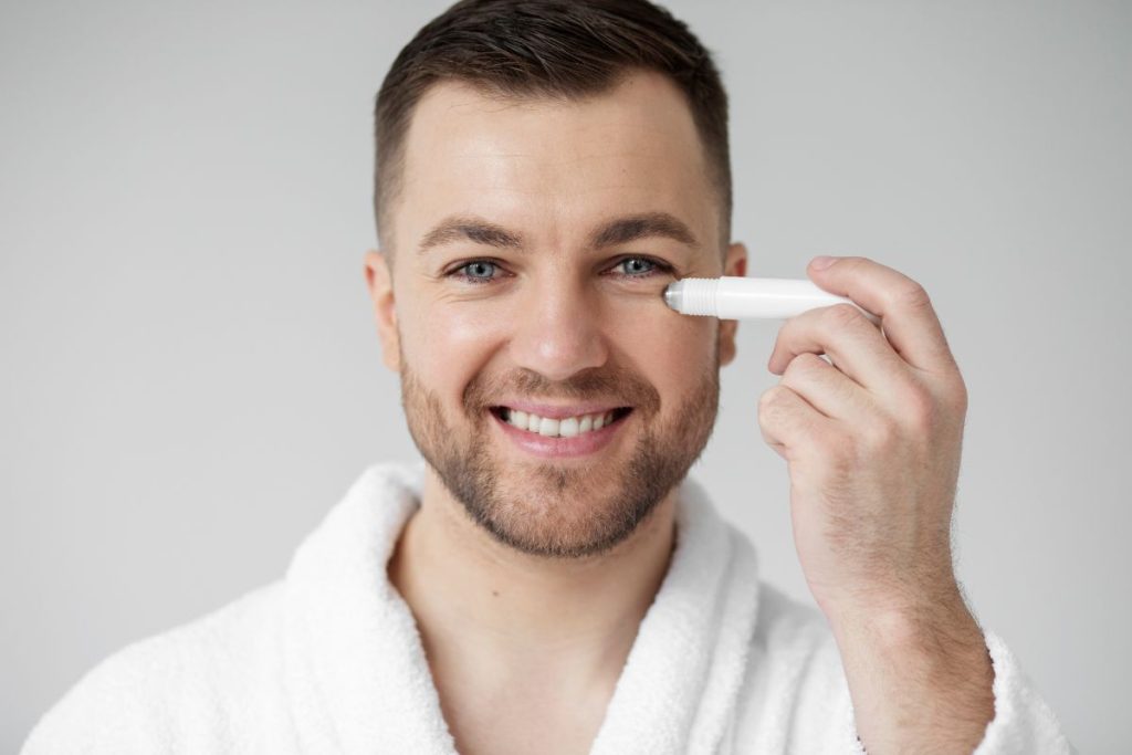 Hombre utilizando contorno de ojos en su rutina diaria
