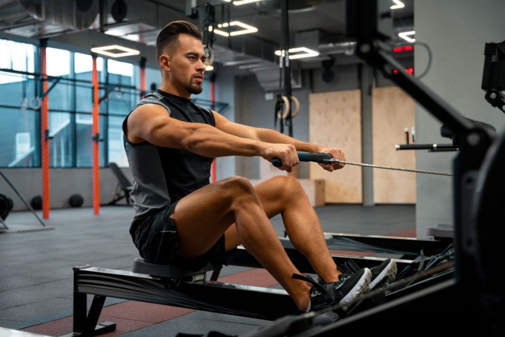 Hombre haciendo ejercicio después de tomar proteinas para aumentar masa muscular