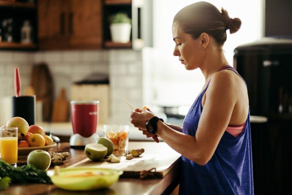 Mujer preparando su desayuno alto en proteínas