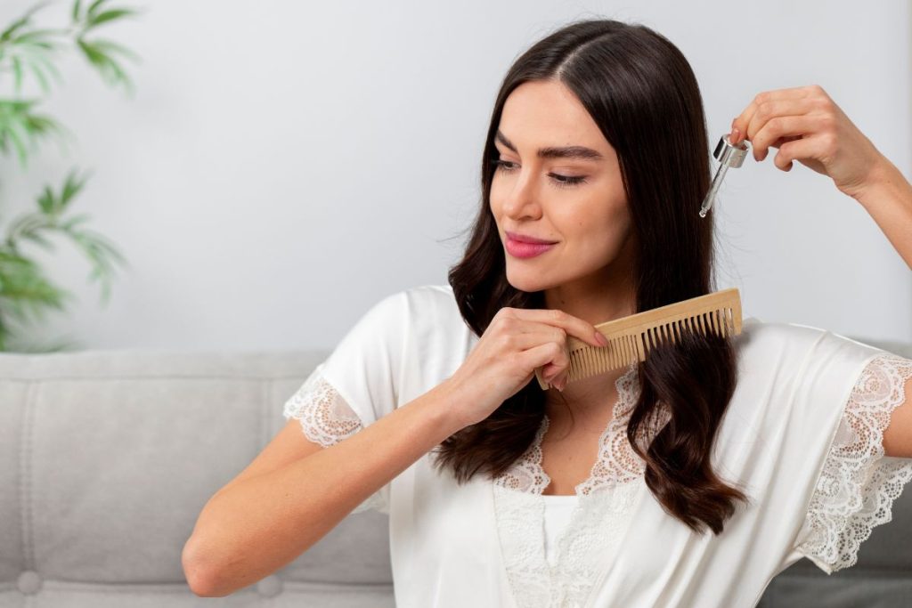 Mujer cuidando su cabello para evitar caída